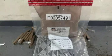 Ocupan cinco láminas de cocaína camufladas en cajas de tabacos