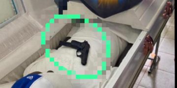 Con arma de fuego sobre cadáver, velan supuesto delincuente que cometía atraco en Villa Mella