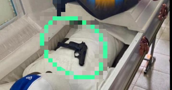 Con arma de fuego sobre cadáver, velan supuesto delincuente que cometía atraco en Villa Mella