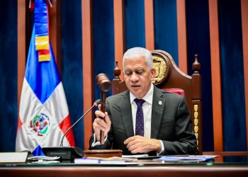 Senado declara de urgencia y aprueba ley que regula la contratación de prospectos del béisbol Liga de Verano en RD