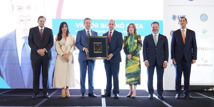 AMCHAMDR reconoce al ministro Bisonó por aportes en materia de nearshoring, alcance global y respaldo a la industria de semiconductores