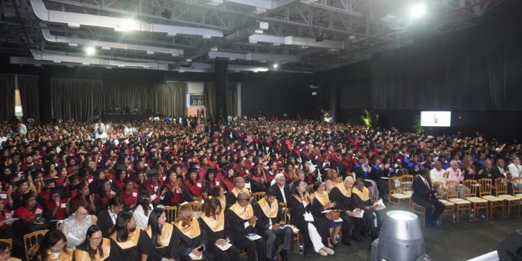 Rector de UNEV advierte a nuevos profesionales sobre peligros y desafíos de la IA durante graduación 69