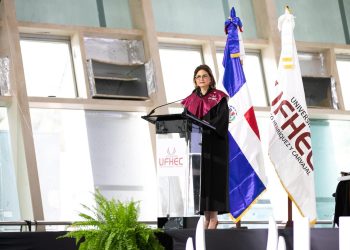 Raquel Peña encabeza investidura de 878 graduados de la UFHEC