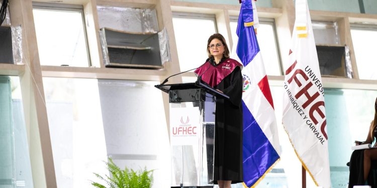 Raquel Peña encabeza investidura de 878 graduados de la UFHEC