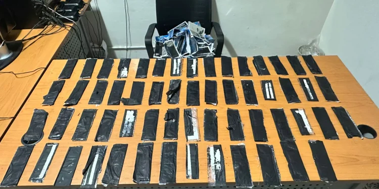 Frustran envío de más de 50 recordatorios llenos de cocaína a EE.UU.