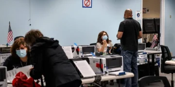 Empiezan a abrir los centros de votación en EEUU para elegir entre Harris y Trump