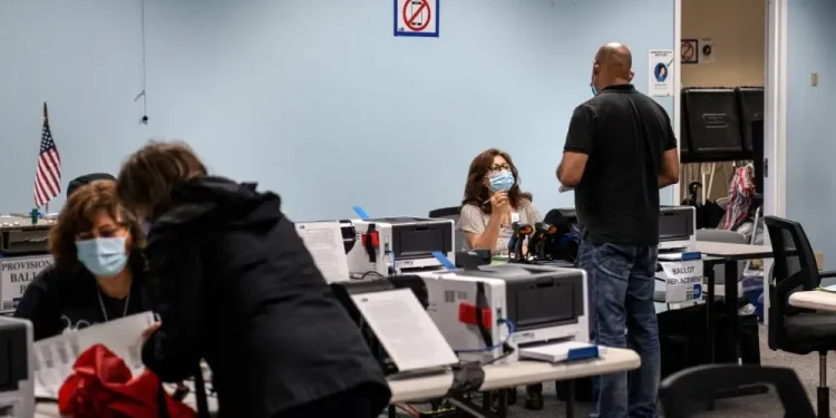 Empiezan a abrir los centros de votación en EEUU para elegir entre Harris y Trump