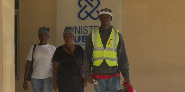 Joven denuncia abuso y persecución por parte de capitán de la DNCD