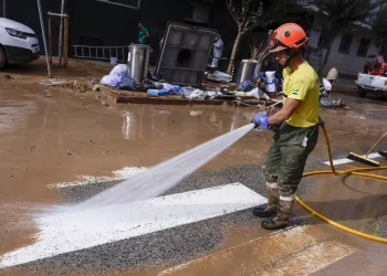 España sigue luchando contra el lodo 30 días después del temporal que dejó 230 muertos