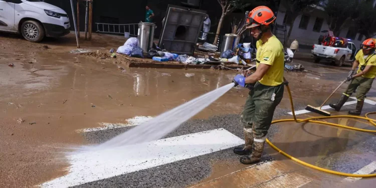 España sigue luchando contra el lodo 30 días después del temporal que dejó 230 muertos