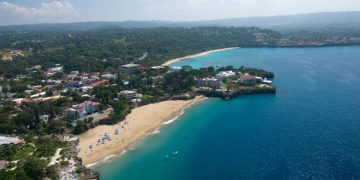 Miembros del Senpa militarizan y demuelen casetas vacías en playa Sosúa