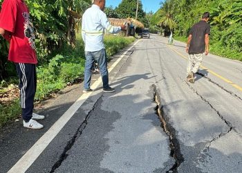Técnicos de MOPC acuden en la revisión del tramo carretero de Samaná afectado por aguaceros