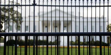 Arrestan a una persona que intentó escalar una valla cercana a la Casa Blanca