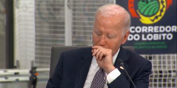 Biden parece dormido en una reunión con líderes africanos