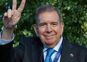 Edmundo González muestra actas de su triunfo en Venezuela