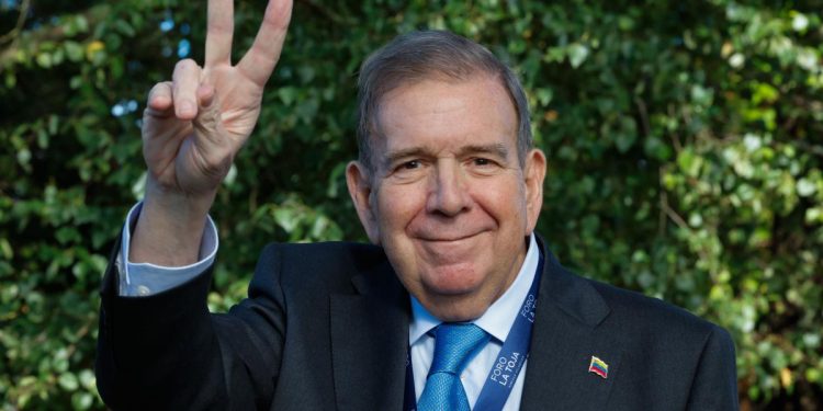 Edmundo González muestra actas de su triunfo en Venezuela