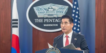 El exministro de Defensa surcoreano intenta suicidarse tras su detención