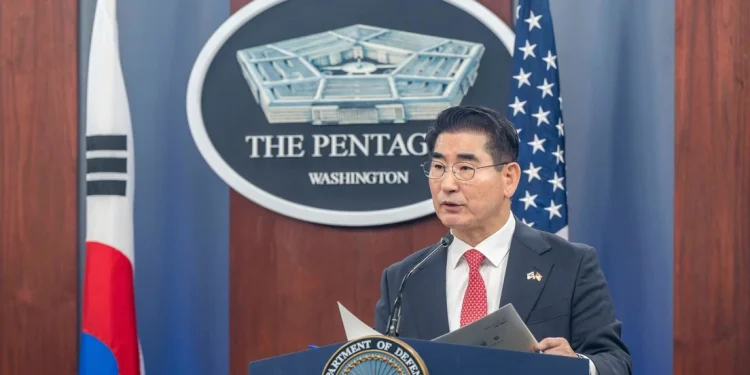 El exministro de Defensa surcoreano intenta suicidarse tras su detención