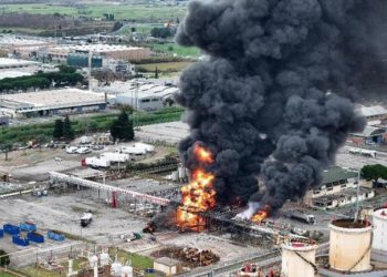 Al menos un muerto y tres heridos graves tras una fuerte explosión en una refinería en Italia