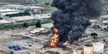 Al menos un muerto y tres heridos graves tras una fuerte explosión en una refinería en Italia