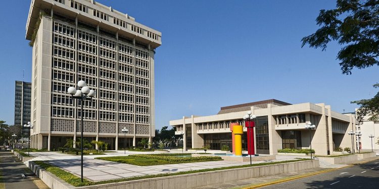 Crecimiento del PIB impulsa empleo formal y mejores salarios en 2024, según informe del Banco Central