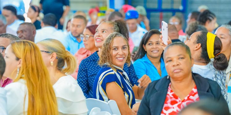 José Ignacio Paliza encabeza encuentro navideño en Azua y San José de Ocoa; entrega bonos navideños