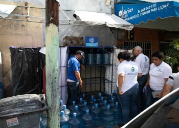 Pro Consumidor decomisa cientos de botellones de agua que estaban expuestos a los rayos del sol