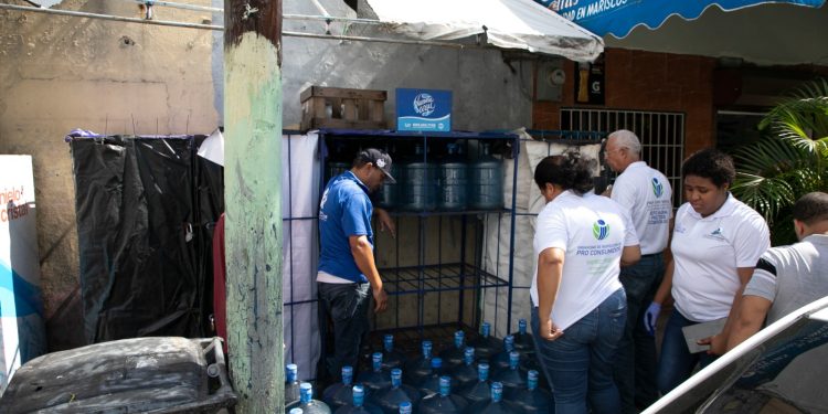 Pro Consumidor decomisa cientos de botellones de agua que estaban expuestos a los rayos del sol