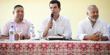 Wellington Arnaud realiza encuentro comunitario en la provincia Peravia
