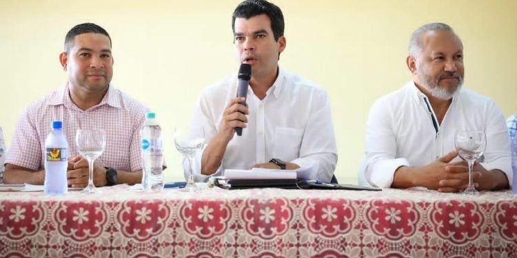 Wellington Arnaud realiza encuentro comunitario en la provincia Peravia