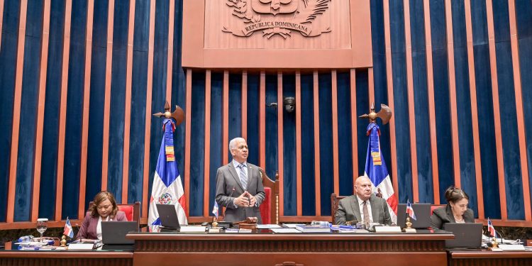 Senado aprueba resolución que solicita a la CNSS y a la SISALRIL incluir cobertura total para procedimiento gigantomastia