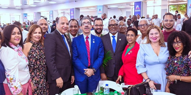 Asjana abarrota salón independencia de Las FFAA en fiesta navideña " Compromiso 26-30″