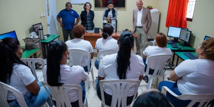 Centros Tecnológicos Comunitarios y Unión Internacional de Telecomunicaciones acuerdan transformación digital en centros correccionales