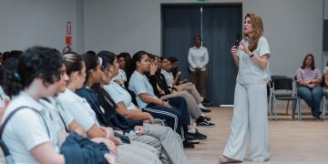 Carolina Mejía conversa con estudiantes sobre responsabilidad ciudadana