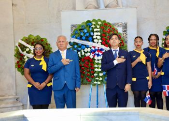 Centro Aeronáutico Tripulantes VIP deposita ofrenda floral en Altar de la Patria   