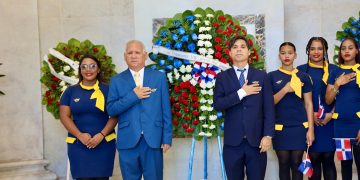 Centro Aeronáutico Tripulantes VIP deposita ofrenda floral en Altar de la Patria   