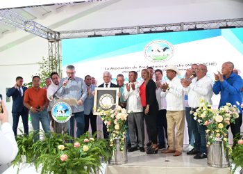 Ricardo de los Santos recibe reconocimiento de APROLECHE  