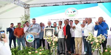 Ricardo de los Santos recibe reconocimiento de APROLECHE  