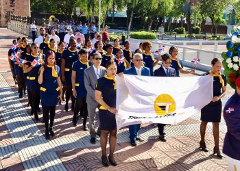Centro Aeronáutico Tripulantes VIP deposita ofrenda floral en Altar de la Patria