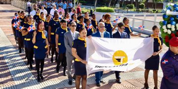 Centro Aeronáutico Tripulantes VIP deposita ofrenda floral en Altar de la Patria