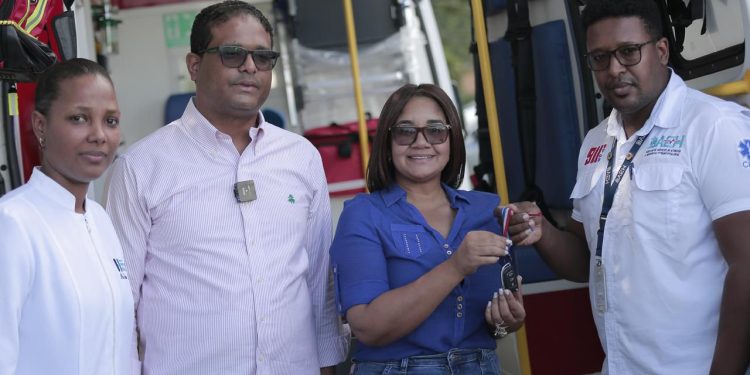 Servicios de Atención a Emergencias entrega una nueva ambulancia en Elías Piña