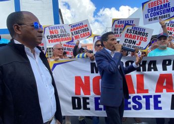 Comunitarios de Hato Mayor protestan exigiendo mejoras en servicio eléctrico; EDEEste se compromete a atender inquietudes
