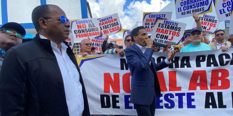 Comunitarios de Hato Mayor protestan exigiendo mejoras en servicio eléctrico; EDEEste se compromete a atender inquietudes