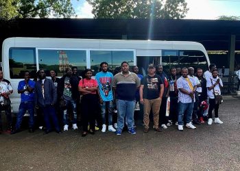 En Valverde detienen minibús con 24 nacionales haitianos en situación migratoria irregular