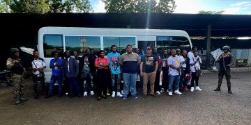 En Valverde detienen minibús con 24 nacionales haitianos en situación migratoria irregular