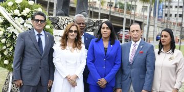 Diputada Adelis Olivares encabeza ceremonia de ofrenda floral en conmemoración del “Día del Migrante”   