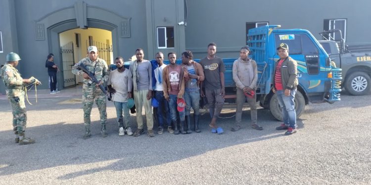 Ejército envía ante el Ministerio Público a conductores detenidos transportando haitianos indocumentados