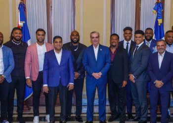 Presidente Abinader y ministro Kelvin Cruz celebran Navidad con noche de Grandes Ligas en el Palacio Nacional