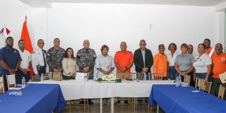 La gobernadora Lucrecia Santana Leyba encabeza reunión del CPMR junto a la Defensa Civil por motivo de las festividades navideñas