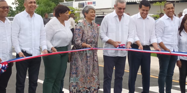 Presidente Abinader y ministro Collado entregan el remodelado malecón de San Pedro de Macorís